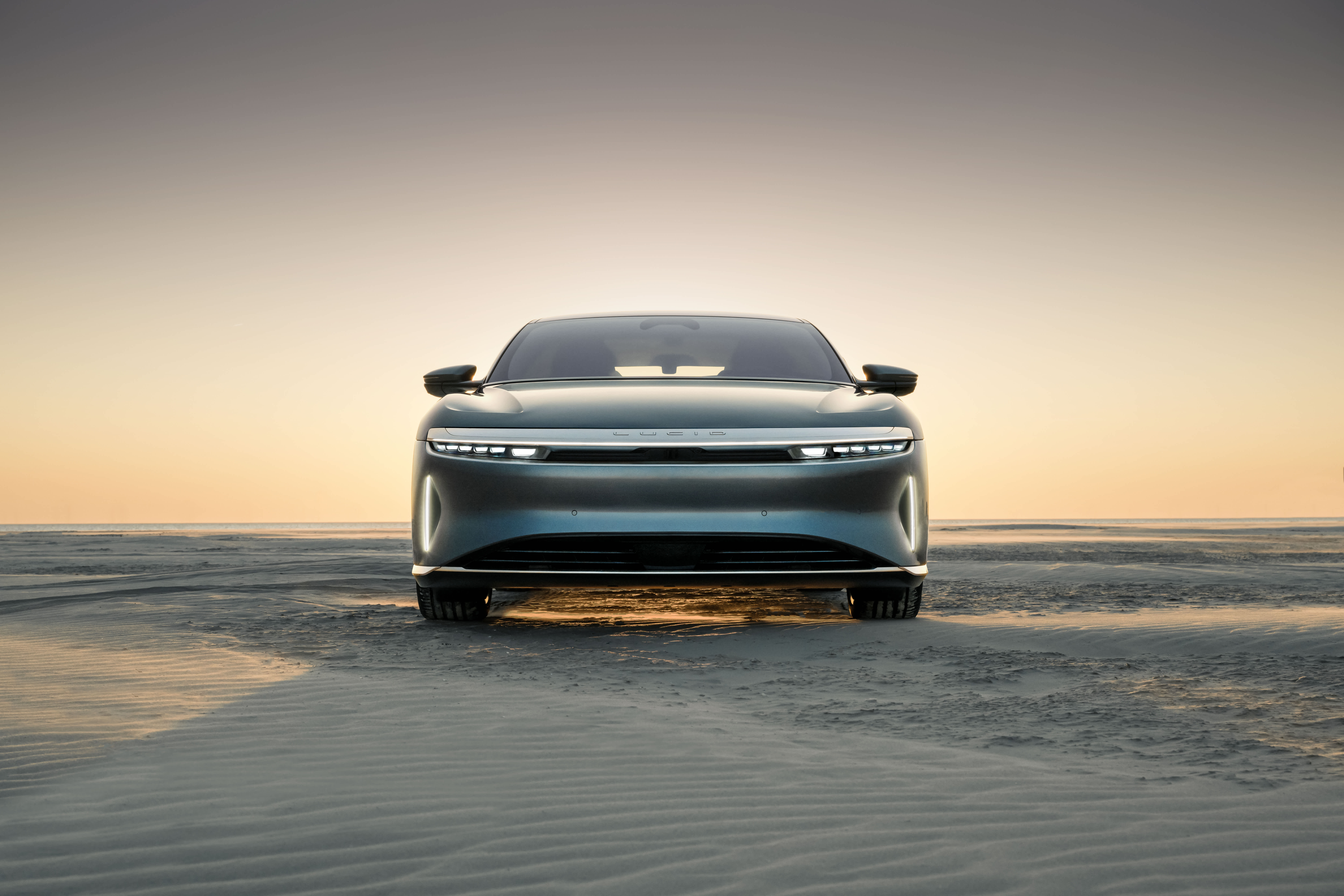 Lucid Air Elektroauto Frontansicht auf Strand